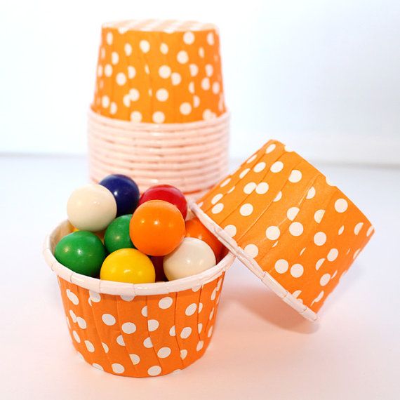 REGENT CAKE/ICE CREAM CUPS ORANGE WITH WHITE DOTS PET LINED 25 PCS, (50X39MM) Alpaco Catering