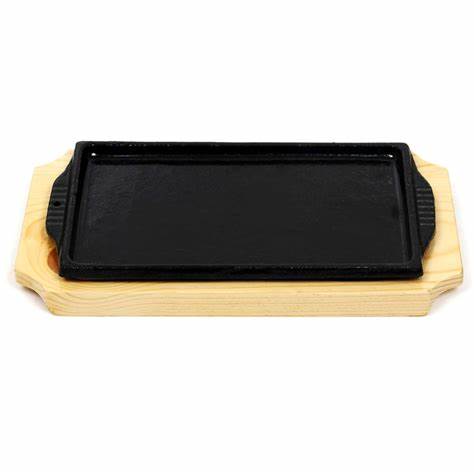 REGENT COOKWARE CAST IRON RECT. PAN WITH 2 HANDLES ON A WOODEN BOARD, (218/158X110X32MM) Regent